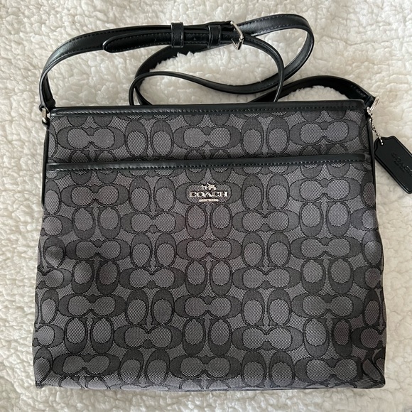COACH Signature File
Crossbody Canvas F29960 Black/Smoke - Picture 6 of 7